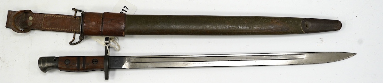 An American 1917 Remington bayonet, based on the earlier British bayonet of 1913, adapted for the 0.3 to 0.6 calibre rifles, with its leather covered scabbard. Condition - good